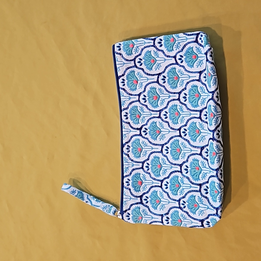 Like New! Petal & Vine Design Embroidered Travel Organization Zippered Bag